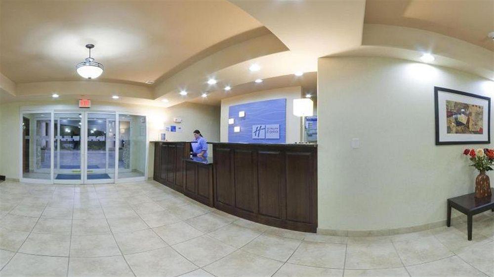 فندق هوليداي إن إكسبريس آند سويتس بيكوس المظهر الخارجي الصورة